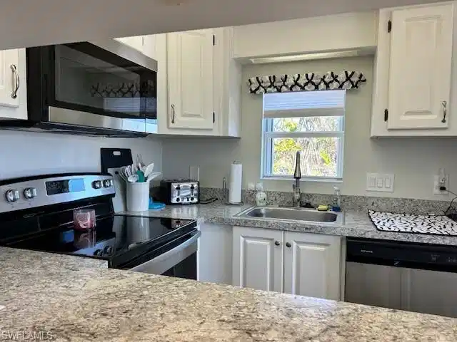 Image 1: Beautiful kITCHEN WITH STAINLESS STEEL APPLIANCES PLUS DISHWASHER
