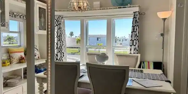 Image 3: LIGHT BRIGHT DINING AREA