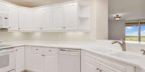 Image 4: Kitchen
