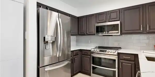 Image 4: Kitchen