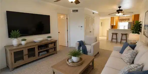 Image 3: Living room