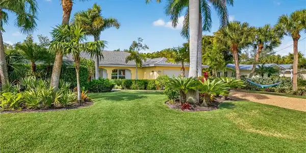 1103 Captains Walk ST