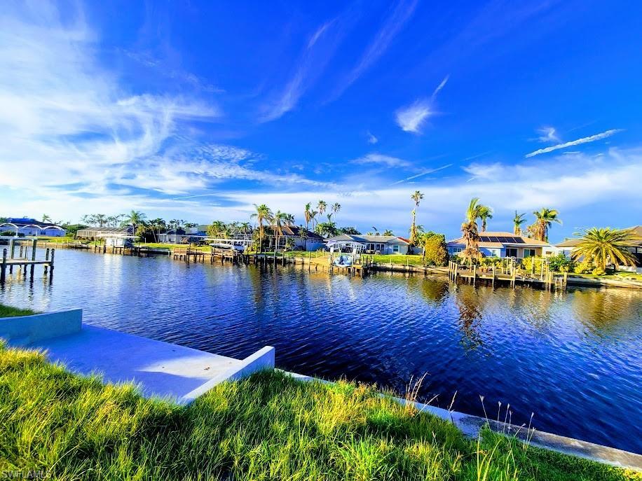 Image 2: Gulf Access w/extra Wide Canal and Brand New Seawall