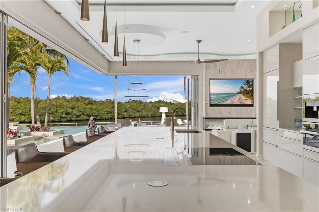 Image 4: The pinnacle of indoor-outdoor living