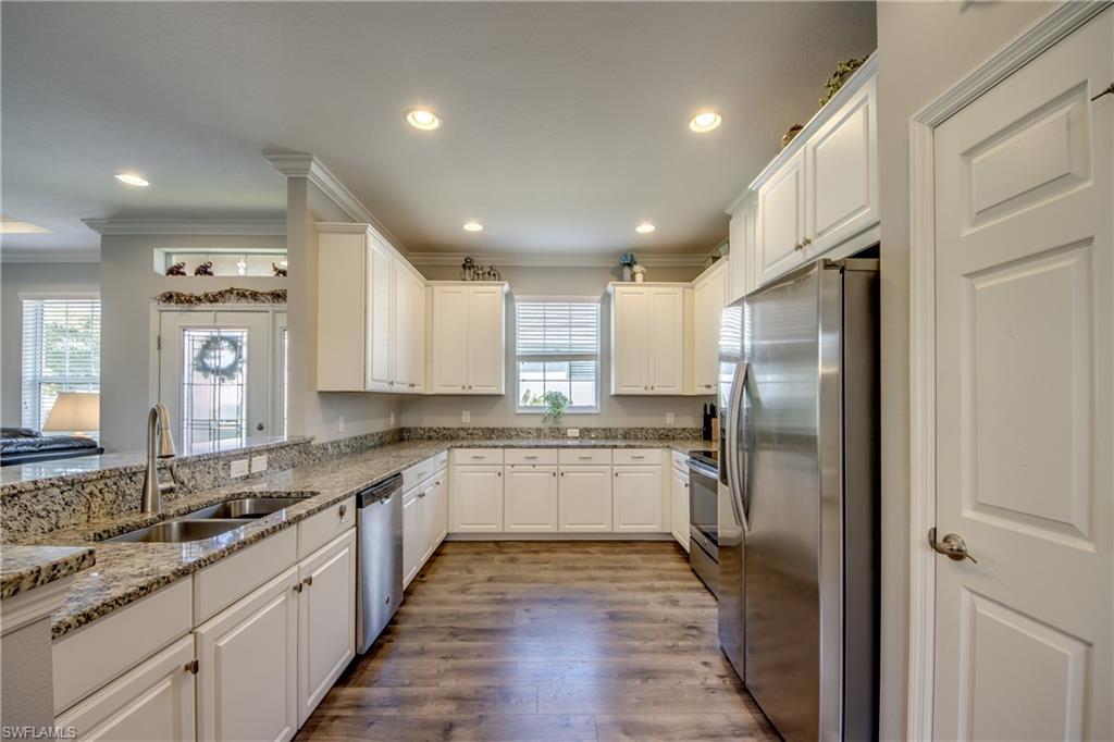 Image 4: Kitchen