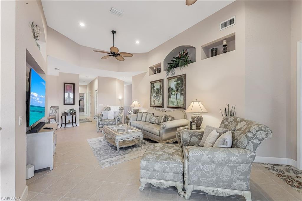 Image 3: Comfy and inviting furniture for TV entertainment or socializing...