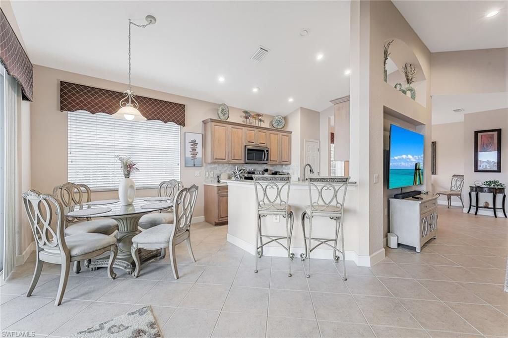 Image 4: Eat in Kitchen and Breakfast Bar keeps you in contact with the Chef!