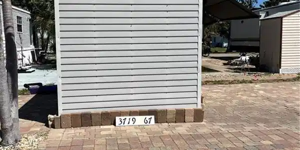 Image 3: Shed with electric & water