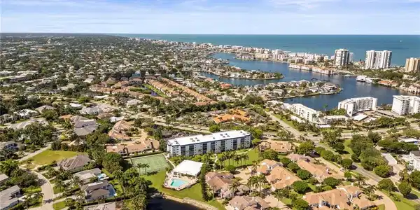 555 Park Shore DR