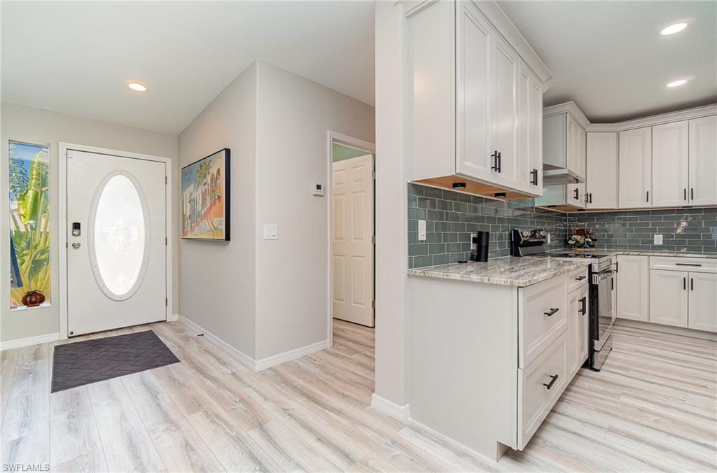 Image 3: Foyer and entryway