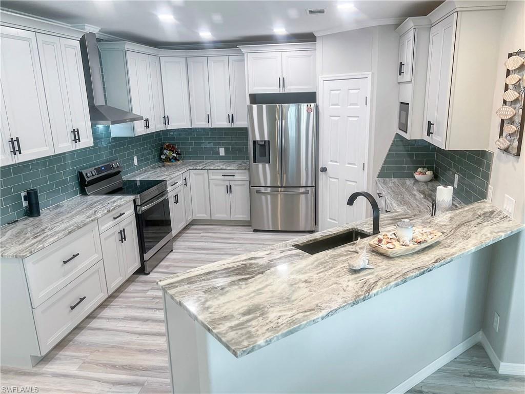 Image 4: Beautiful Kitchen with walk-in pantry