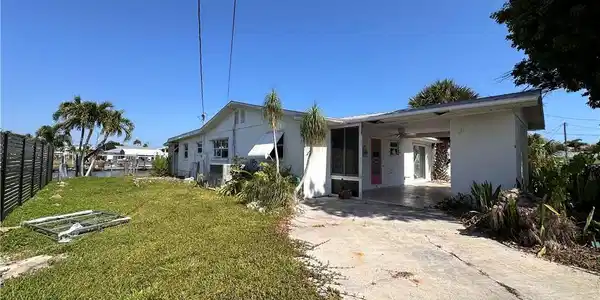 2220 Banana ST