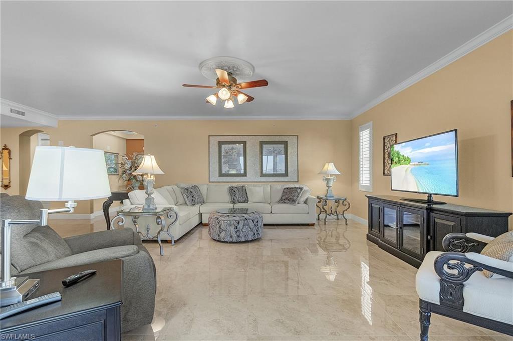 Image 4: Living Room