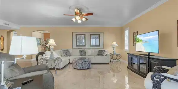 Image 4: Living Room