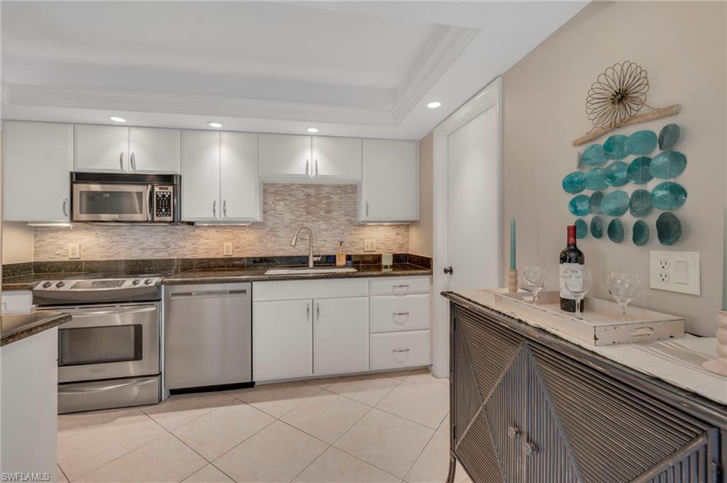 Image 4: Kitchen