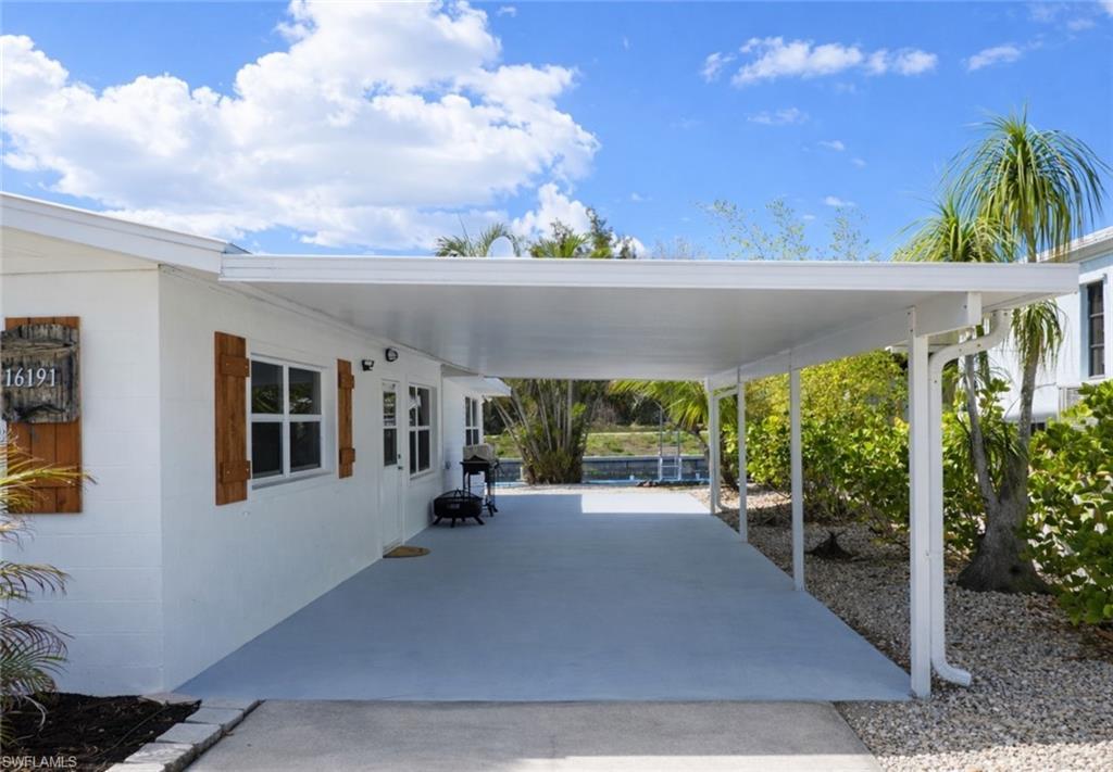 Image 3: Carport