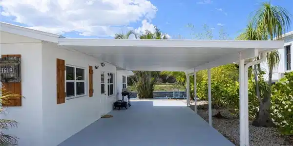 Image 3: Carport