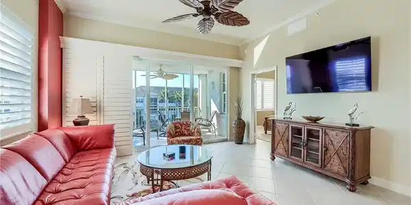 Image 4: Luxurious Leather! & Big Screen TV!