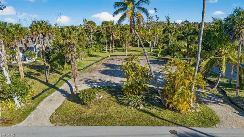 Image 1: Front View of Lot