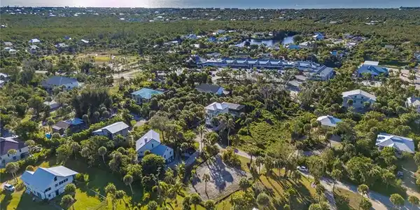 Image 4: Proximity to Periwinkle Way