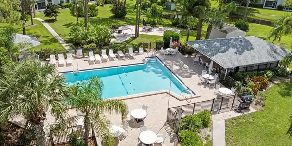 Image 2: Pool