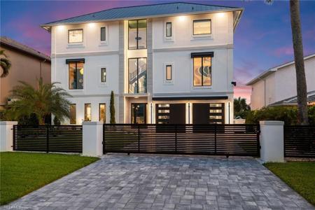 18 Pelican ST E