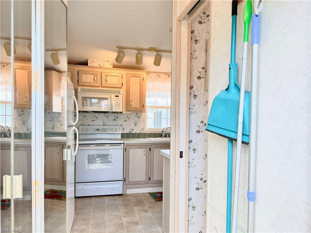 Image 2: ENTRY