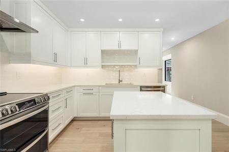 569 Park Shore DR