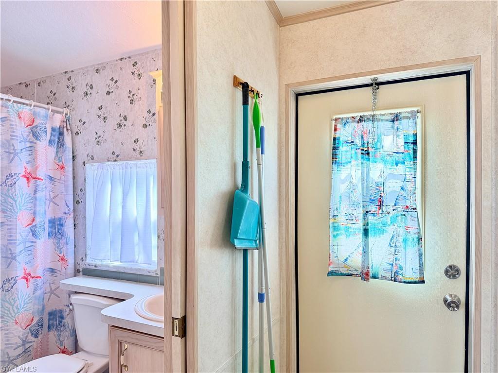 Image 4: BATHROOM