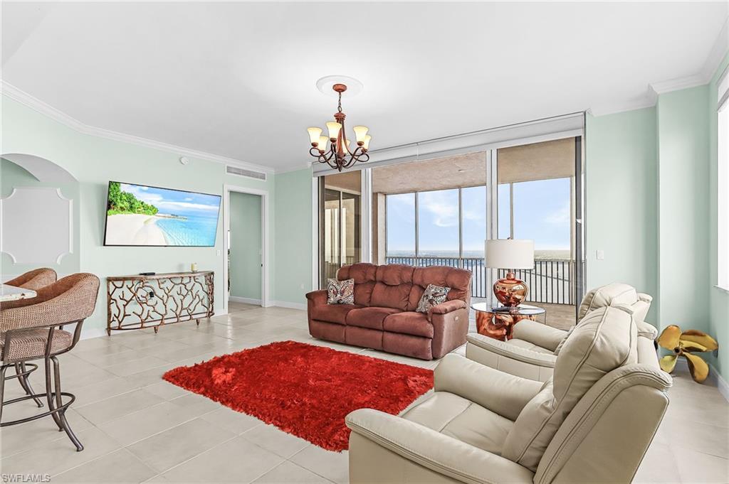 Image 4: 10-foot ceilings & crown mouldings