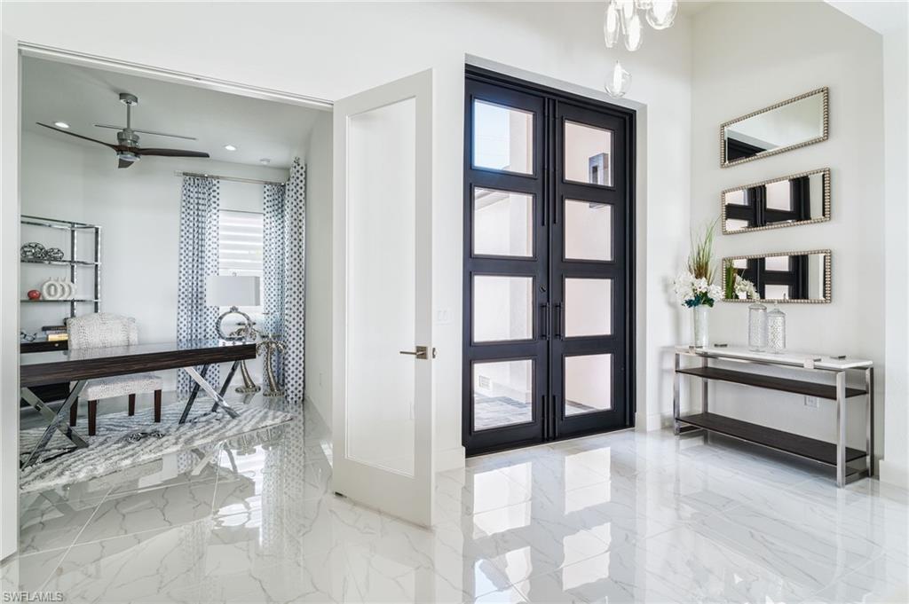 Image 3: Foyer/Den