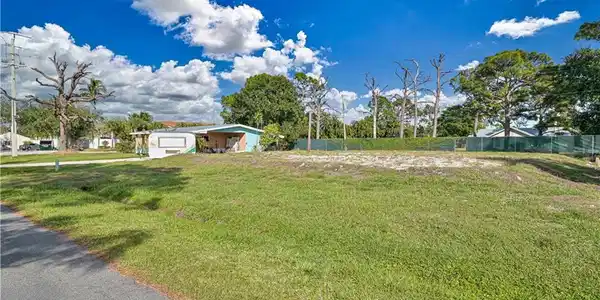 Image 2: View of yard