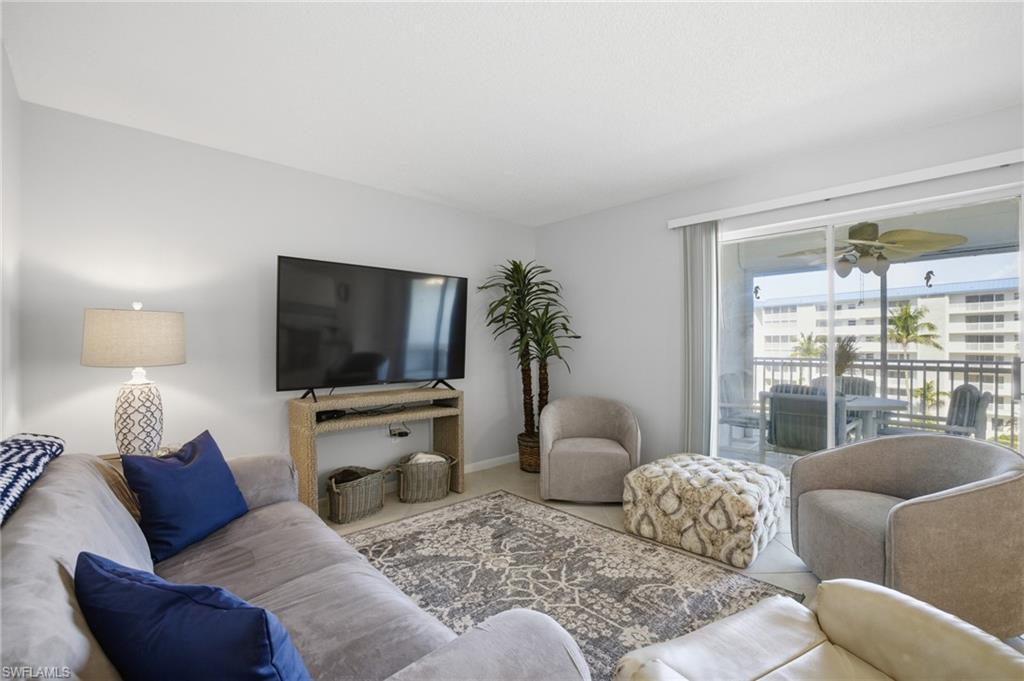 Image 4: Living room with lots of natural light.