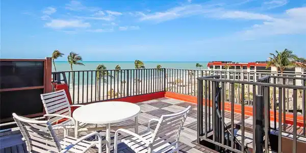 Image 4: Rooftop Sundeck