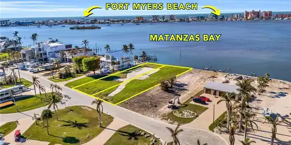 Image 3: RARE location to boat to a dozen restaurants - Virtually Edited Image
