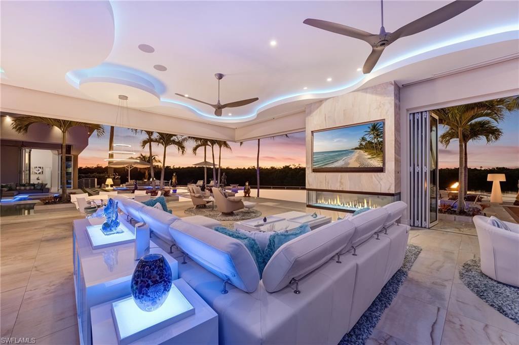 Image 4: Living and Bar Area