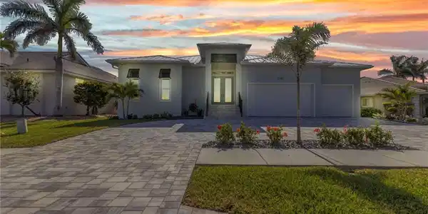 3712 Carmichael DR