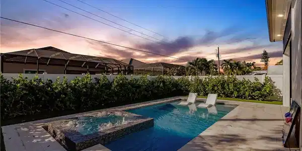 Image 2: Gorgeous pool with sundeck