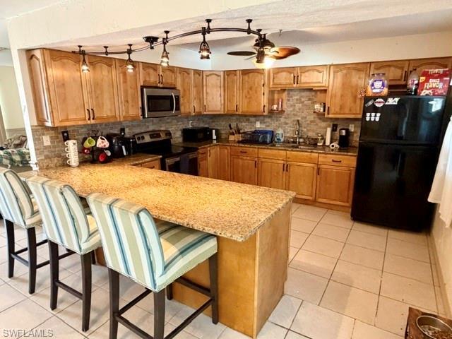 Image 3: A large breakfast bar is the prefect spot for your morning coffee or tea
