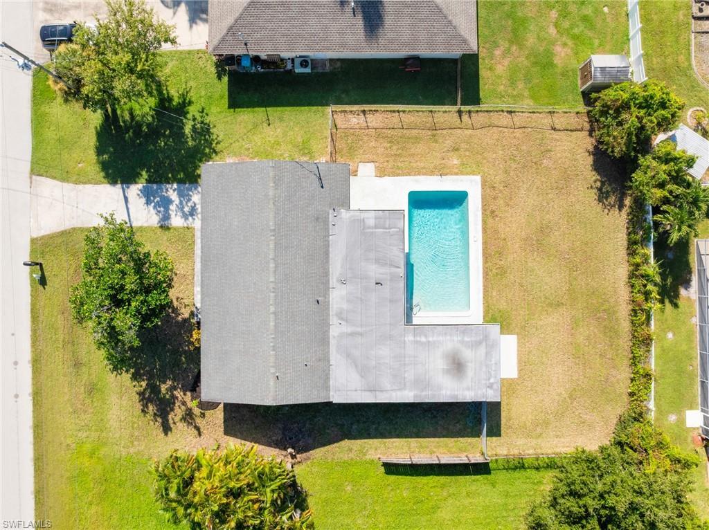Image 2: Bird's eye view of a pool