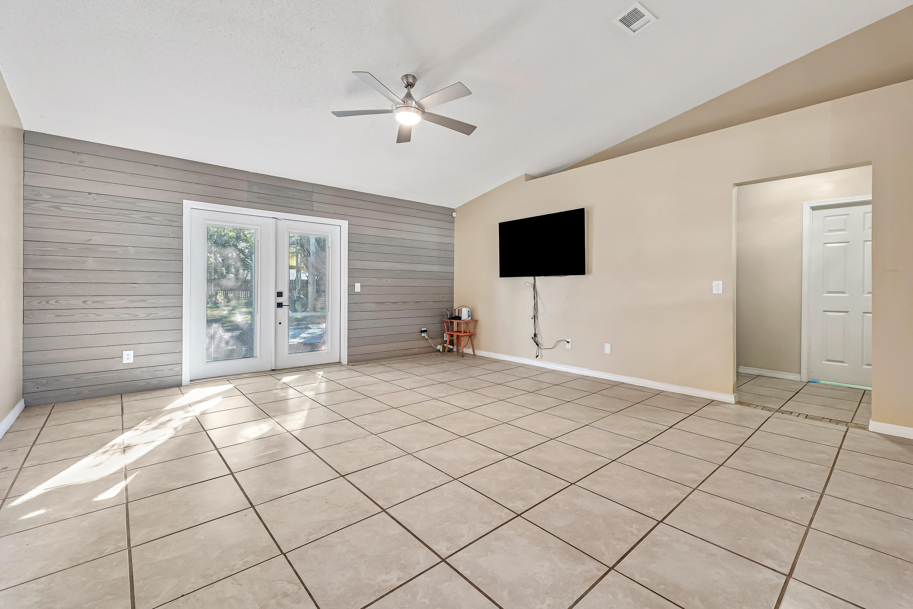 Image 2: 3.1 8147 country bay blvd-32