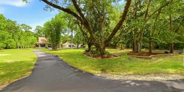 Image 3: Large Front Yard & Circular Drive
