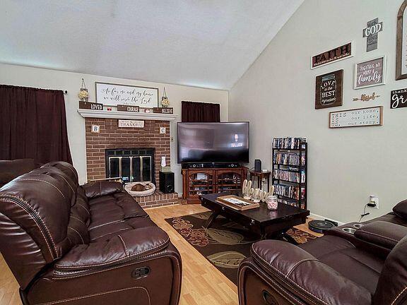 Image 2: LIVINGROOM