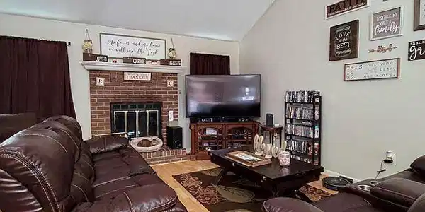 Image 2: LIVINGROOM