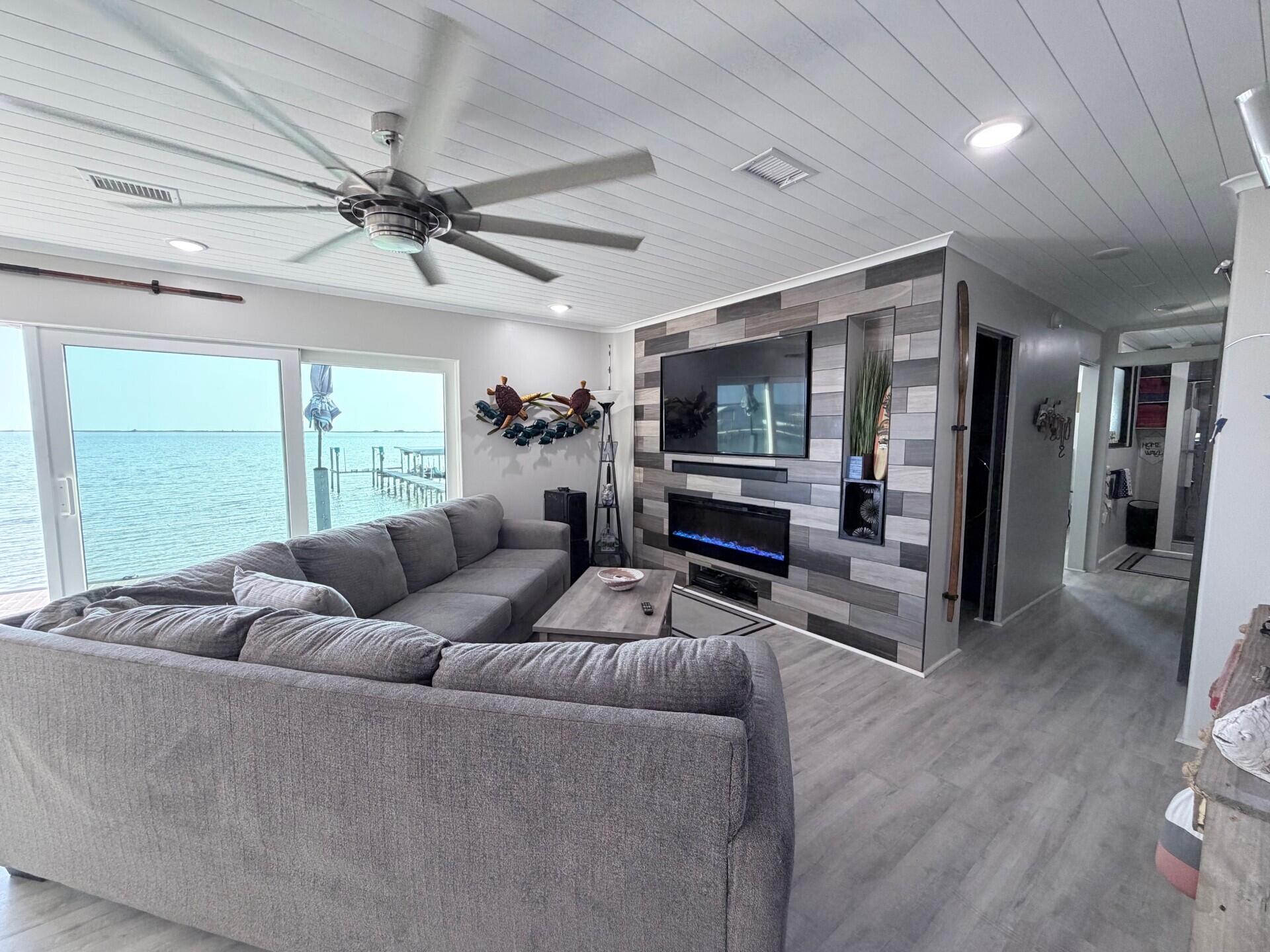 Image 4: Living room