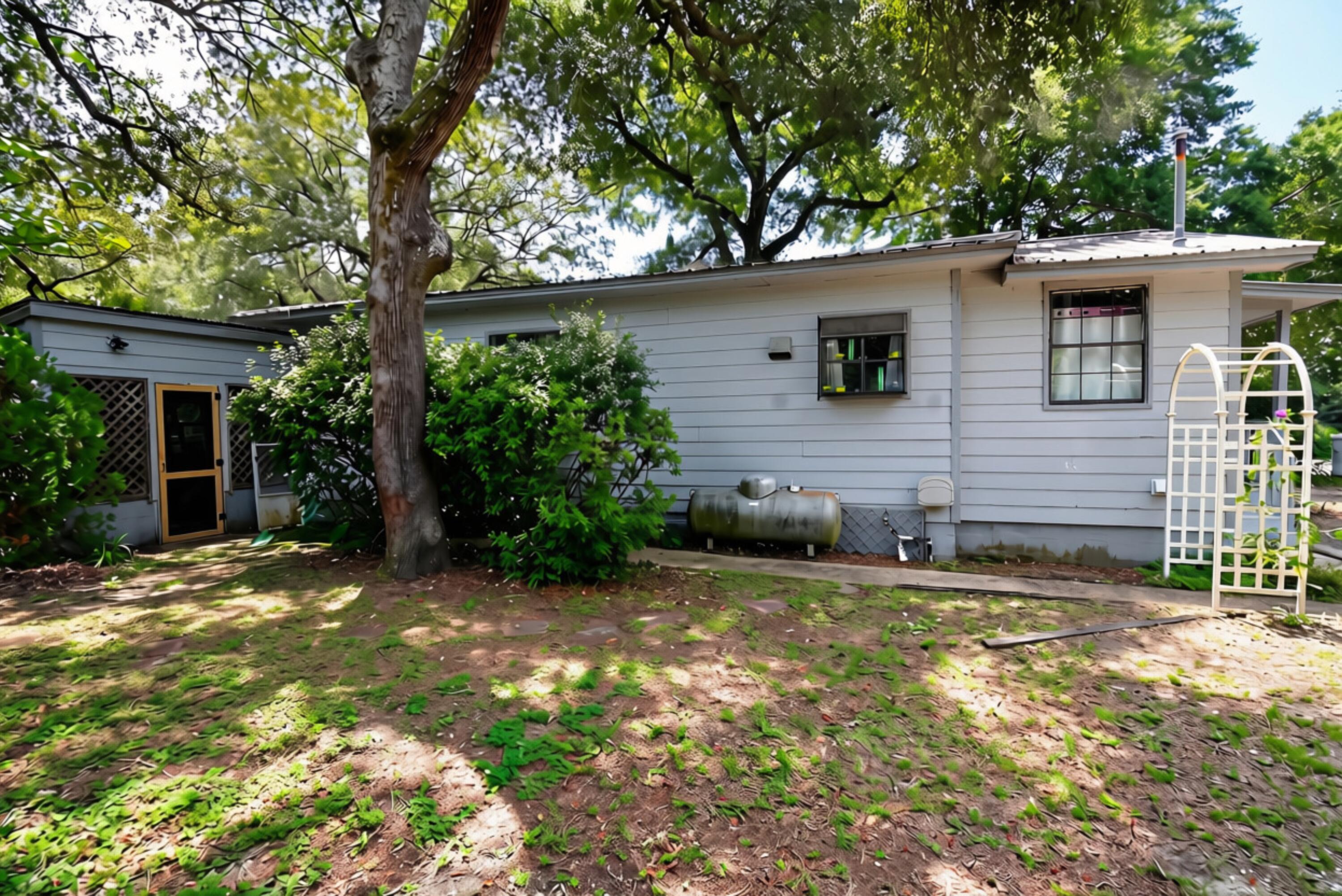 Image 4: house left side 2