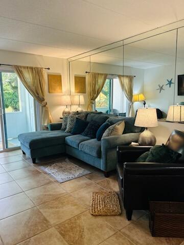 Image 3: Living room