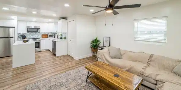 Image 4: Kitchen/Living