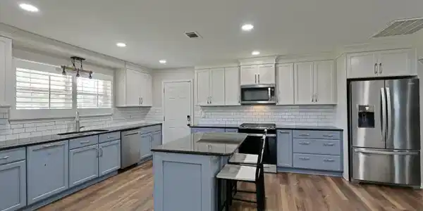 Image 4: Kitchen