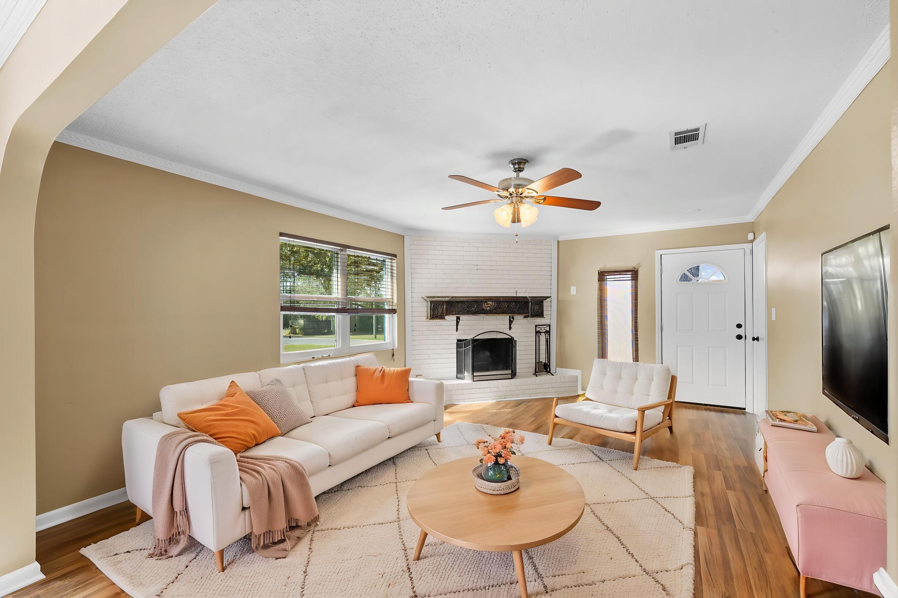 Image 3: Living Room